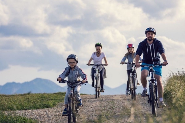 rodzina latosów na rowerach